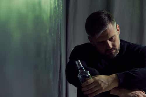 Un homme qui boit de l'alcool.