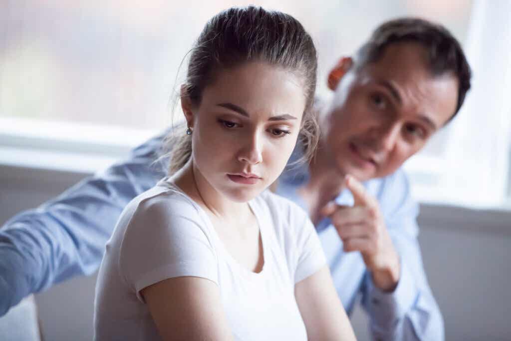 Homme qui critique une femme.