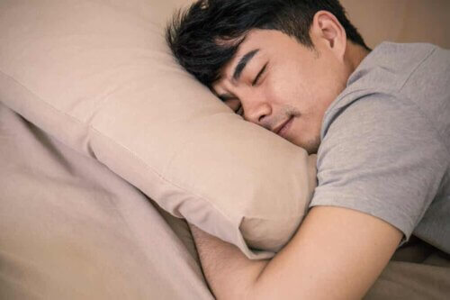 Un homme qui dort.