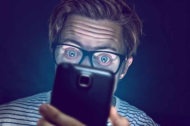 Un homme sur son téléphone.