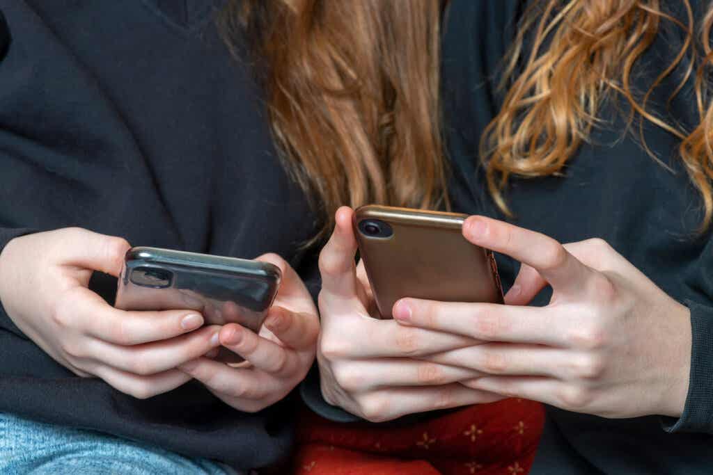 Des jeunes sur leur téléphone.