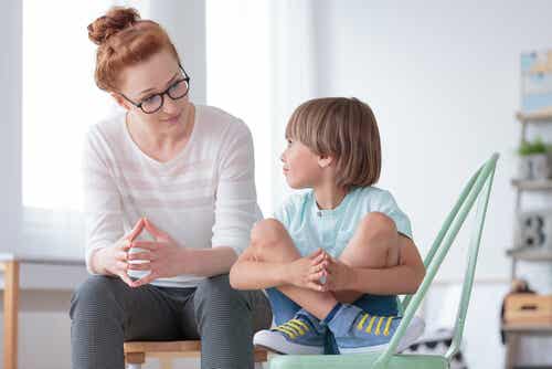 Enfant avec sa professeure.