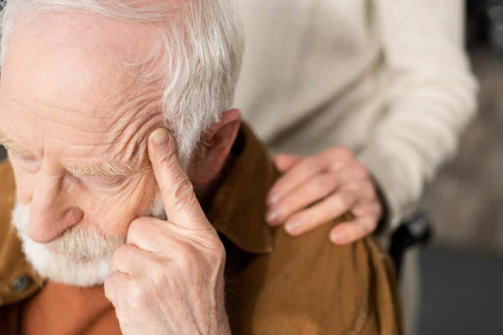 Un homme âgé.