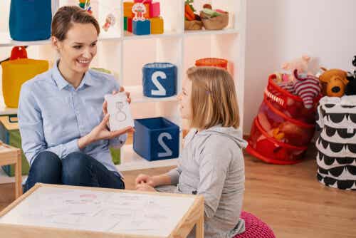 Psychologue avec une enfant atteinte de TDAH.