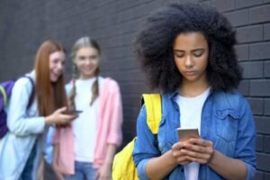 Comment gérer l'utilisation des réseaux sociaux à l'adolescence ?