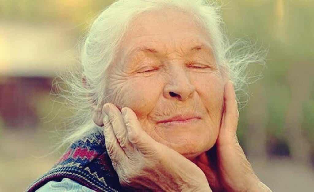 Une femme âgée.