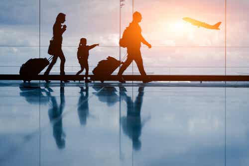 Une famille dans un aéroport.