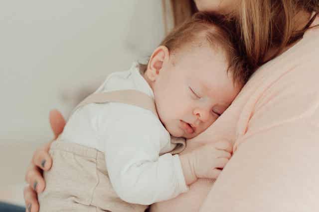 Une mère et son bébé.