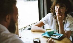 Les conversations intéressantes améliorent le bien-être