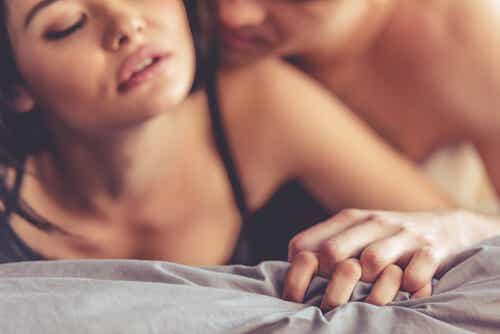 Couple au lit.