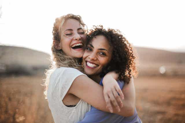 Deux amies heureuses. 