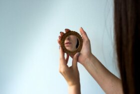 Dysmorphophobie : causes et traitement