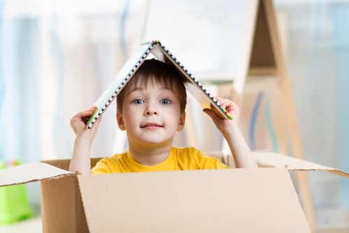 Enfant dans une boîte en carton.