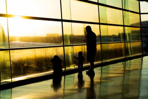 Famille dans un aéroport. 