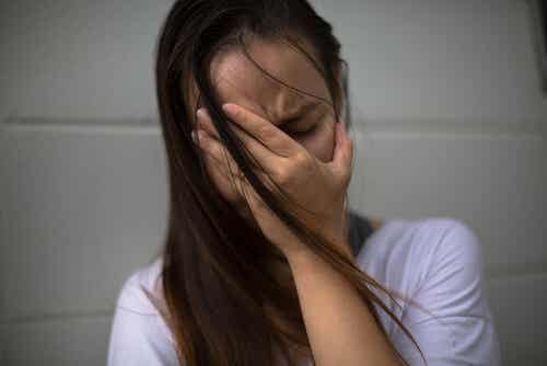 Une femme qui pleure. 
