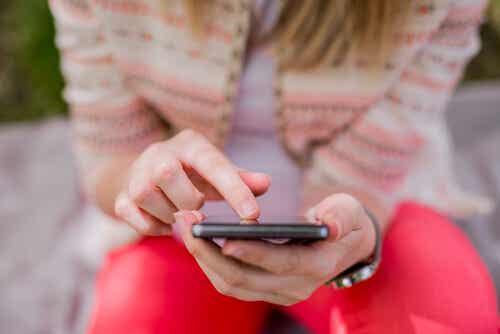 Femme sur son téléphone.
