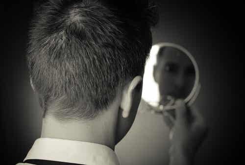 Homme se regardant dans un miroir.