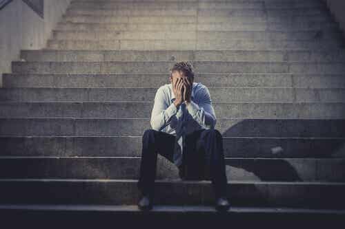 Un homme assis stressé. 