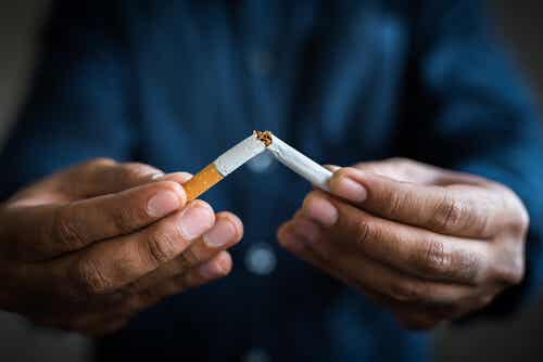 Un homme qui casse une cigarette.