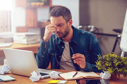 Un homme stressé au travail.