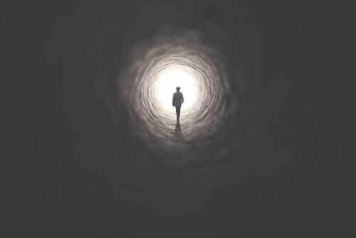 Homme dans un tunnel.