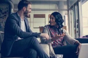 Comment une personne compétente en intelligence émotionnelle communique-t-elle ?