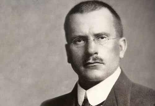 Jung jeune.