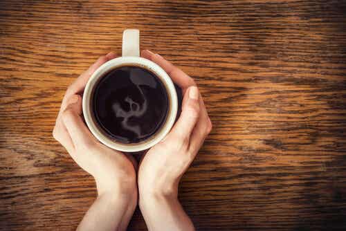 Une tasse de café.