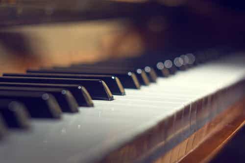 Un piano.
