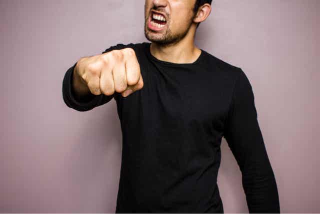 Un homme violent.