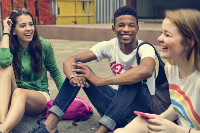 Trois adolescents qui rient. 