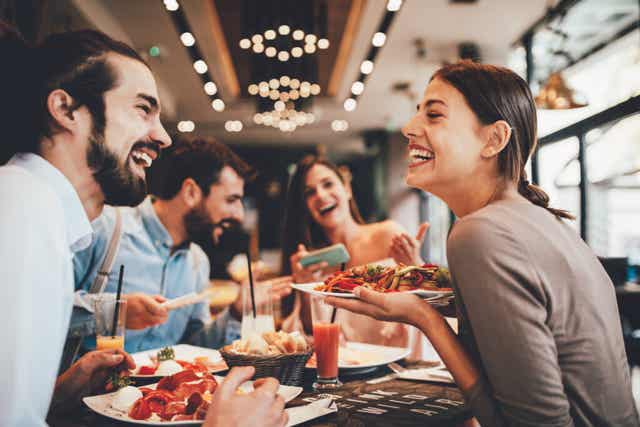 Des amis qui mangent au restaurant. 