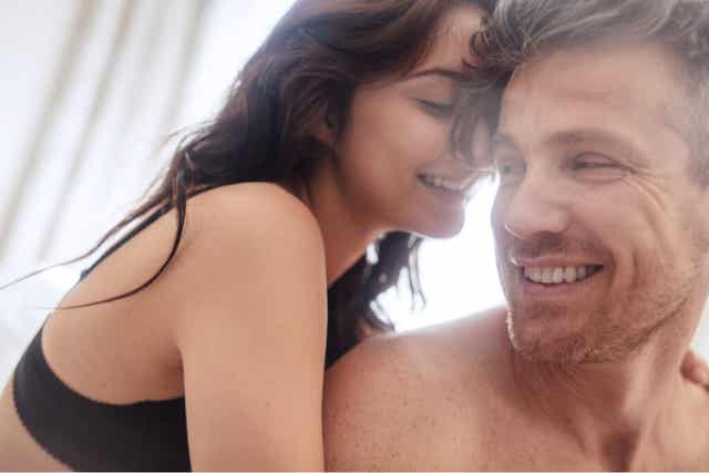Un couple au lit.