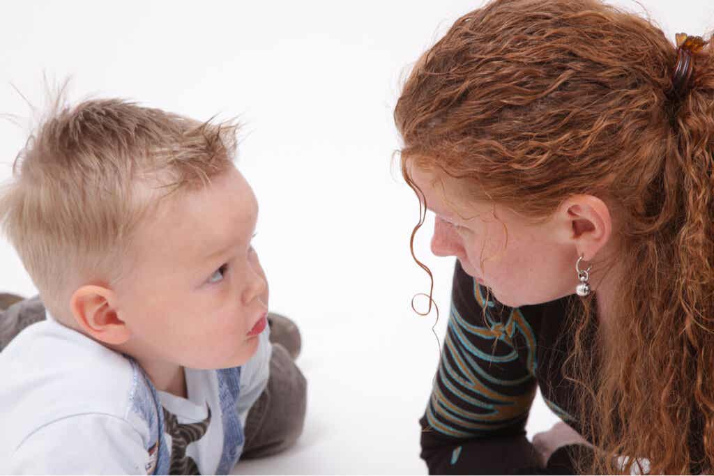 Une mère et son fils.
