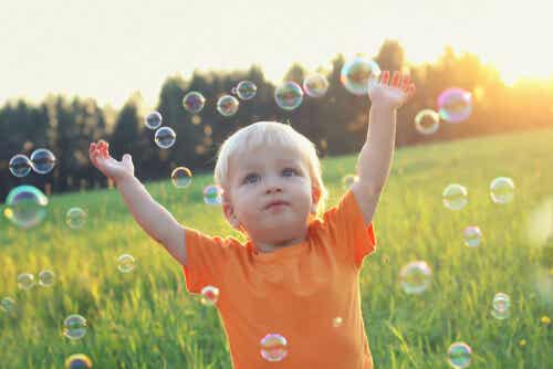 Enfant qui joue avec des bulles.