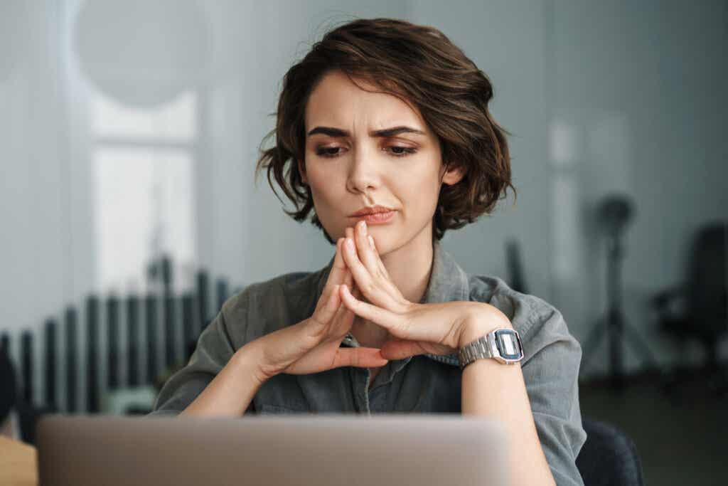 Une femme concentrée.