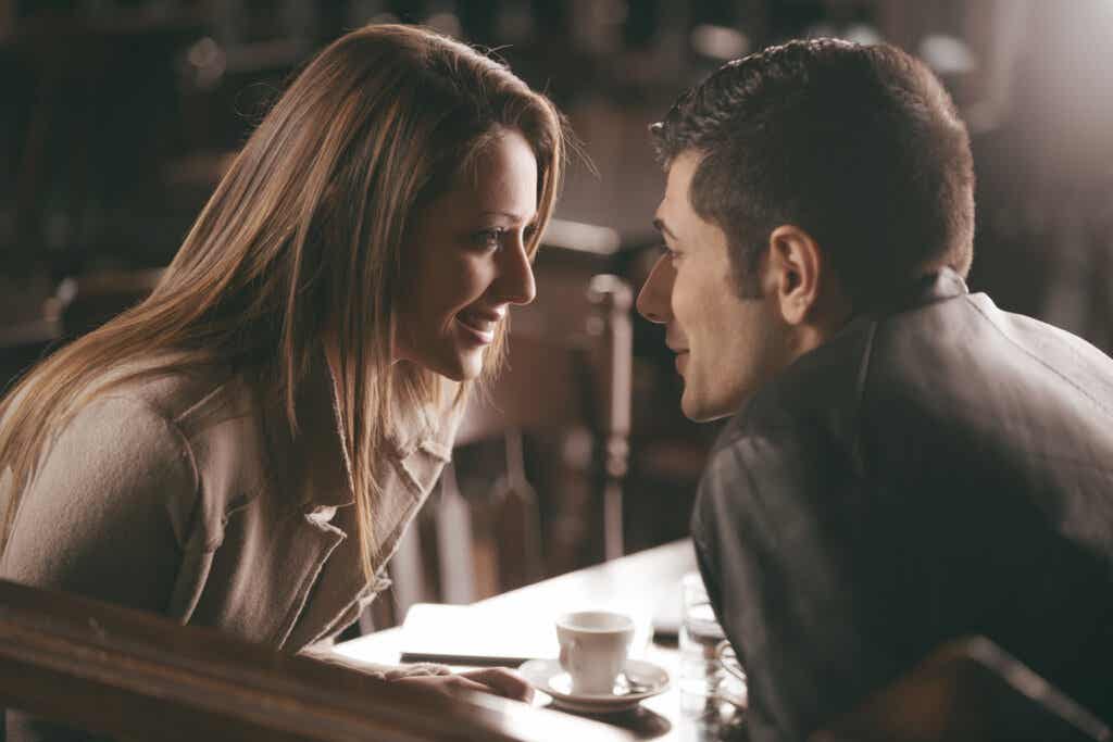 Conversation dans un bar. 
