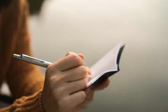 Une femme qui prend des notes.