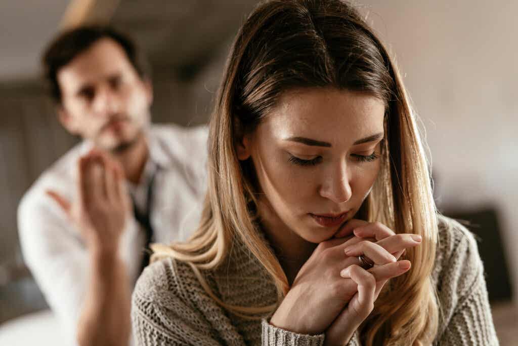 Femme de dos à son conjoint.