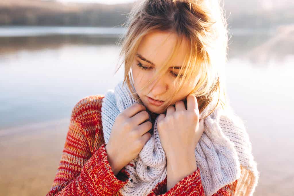 Une femme triste pensive. 