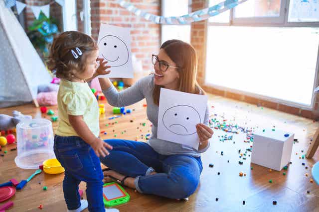 Une mère qui montre des dessins à sa fille. 