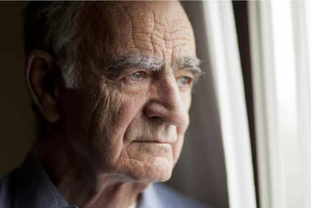 Un homme âgé inquiet.