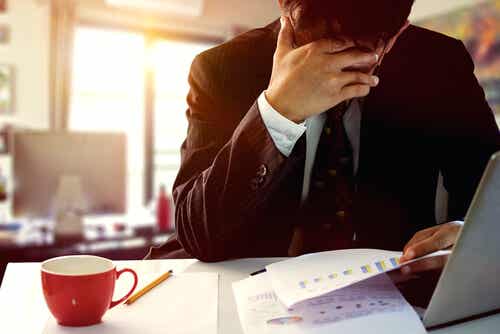 Homme qui souffre d'anxiété au travail.