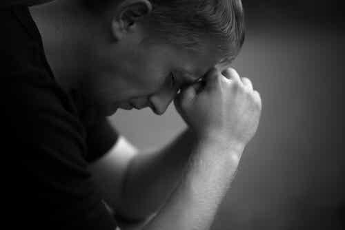 Un homme assis dans ses pensées.