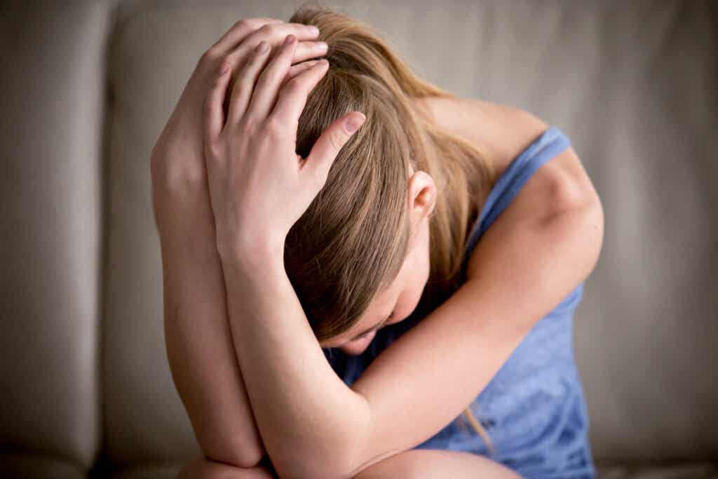 Jeune femme anxieuse.