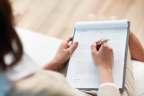 Médecin qui rédige un dossier médical.