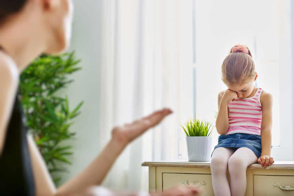 Une mère qui gronde sa fille.