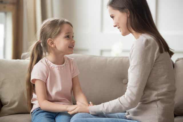 Une mère qui parle à sa fille.