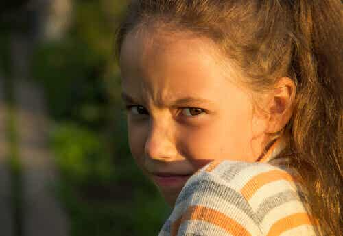 Petite fille en colère.