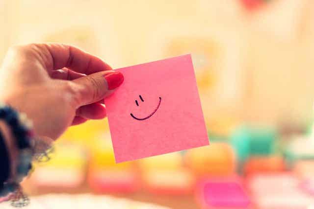 Un post-it avec un sourire. 